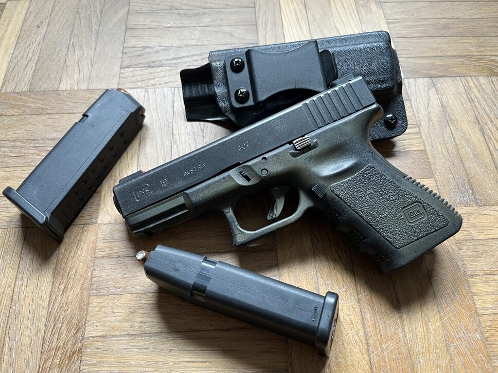 Glock 19 mit Magazinen