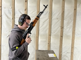 Schuetze am Schießstand_Finger lang an der Waffe